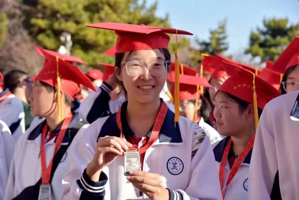 欧亚体育泰安市中小学生登泰山暨“我是追梦人·传承泰山文化”《德育学堂》主题活动启动(图3)