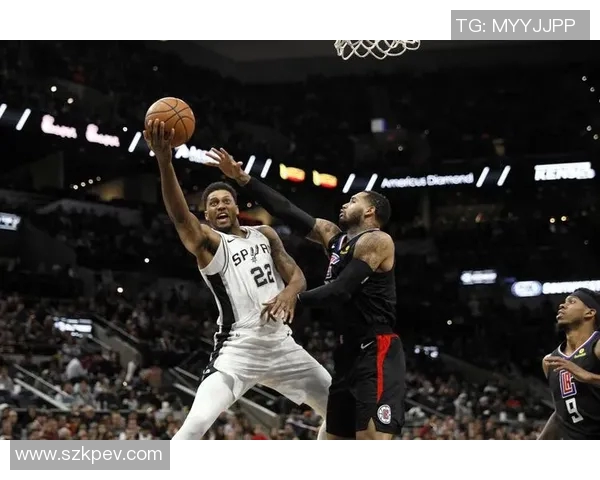 马刺与小牛激战11月26日NBA赛场精彩对决回顾与分析